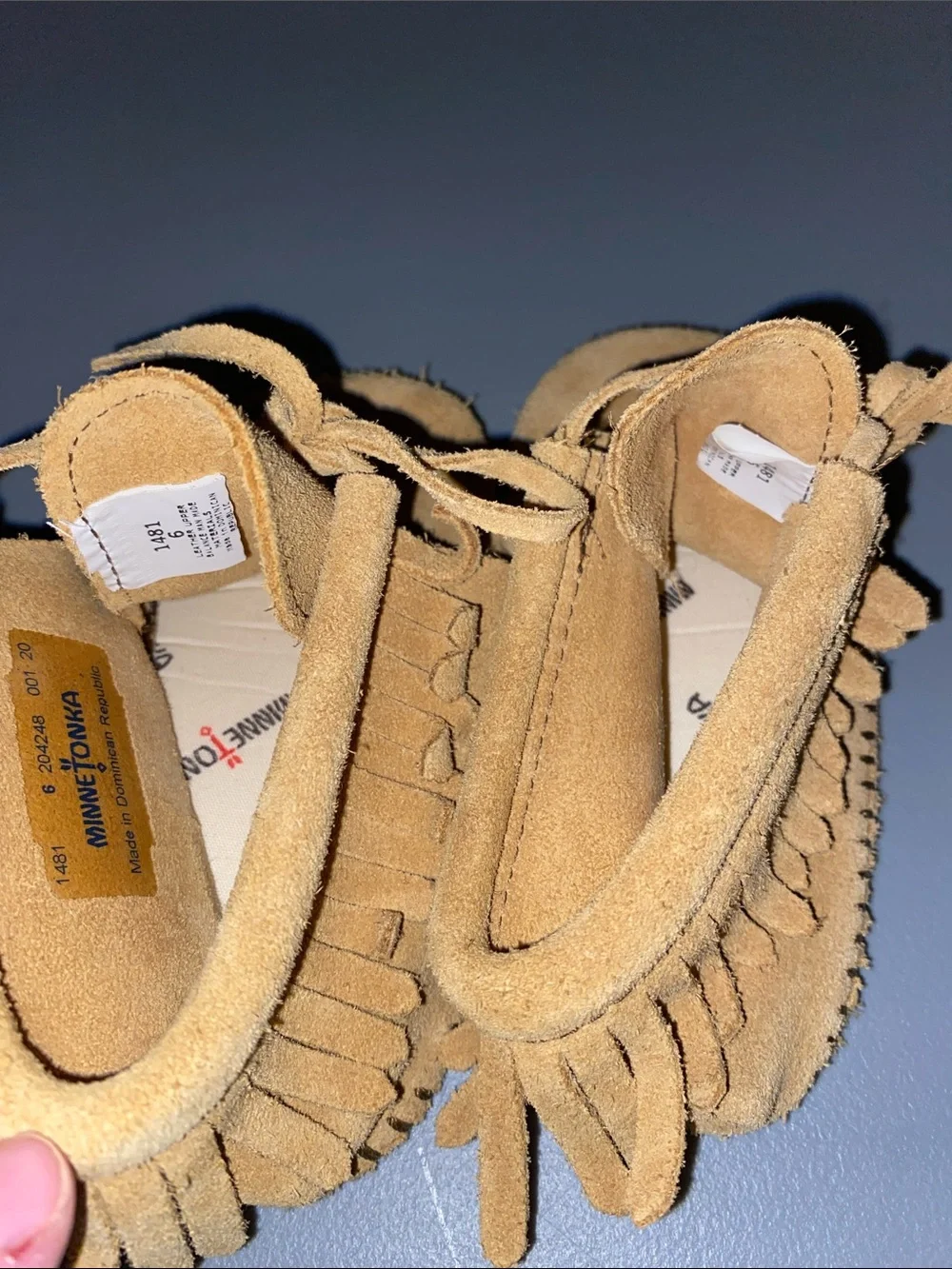 Kids Minnetonka size 6 Tan Suede Moccasin Shoes